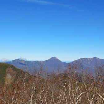 左は雨飾山、中央に焼山、右は火打山