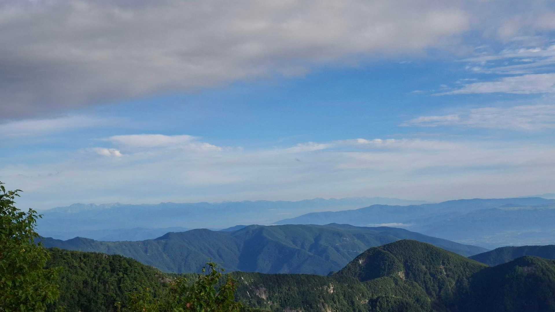 遠くには北アルプスもずらり⛰️⛰️⛰️

先週登った剱岳や爺ヶ岳～唐松岳を探してみたが、まだまだ北アルプス初心者🔰の私には良く分からなかった_(^^;)ゞ