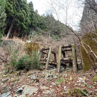謎の構造物。
最後の最後で一瞬道見失うが、無事復帰。
厄神社にお参りして下山。