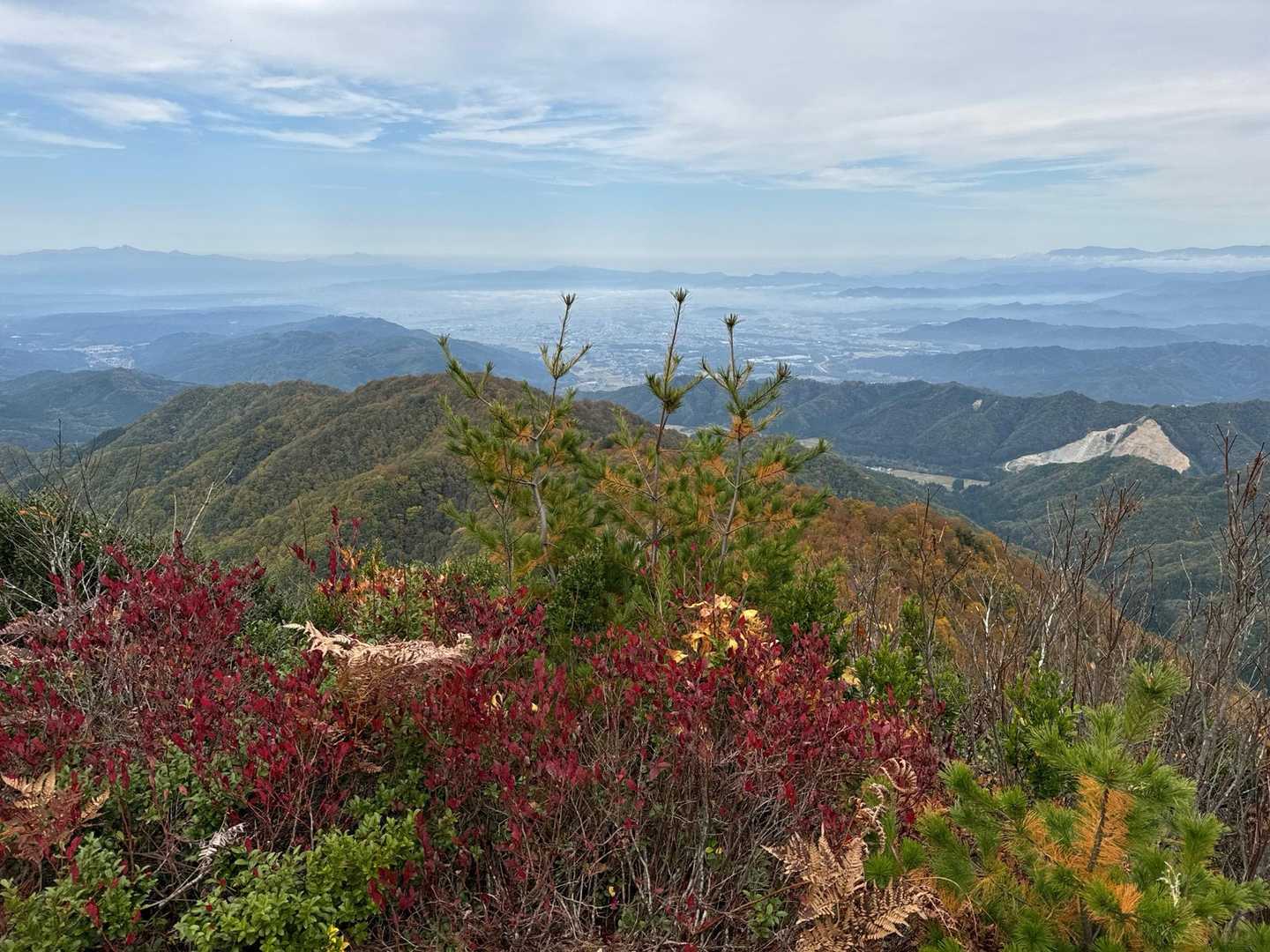 急登を上がると米沢市内が一望できる山頂。
朝日連峰、蔵王連峰を見ながらカフェタイム。