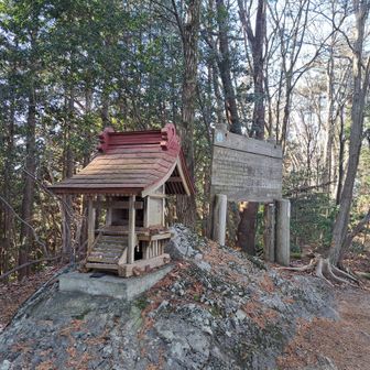 妻たちを待たせ、1人であたごやまへ。なかなか険しい道で、参拝客は誰も来ていませんでした。