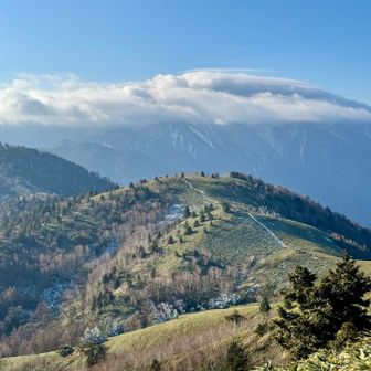 富士見台方面。奥は雲に隠れた恵那山