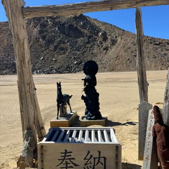 噴火時　この池に噴石が降り注いだそうです