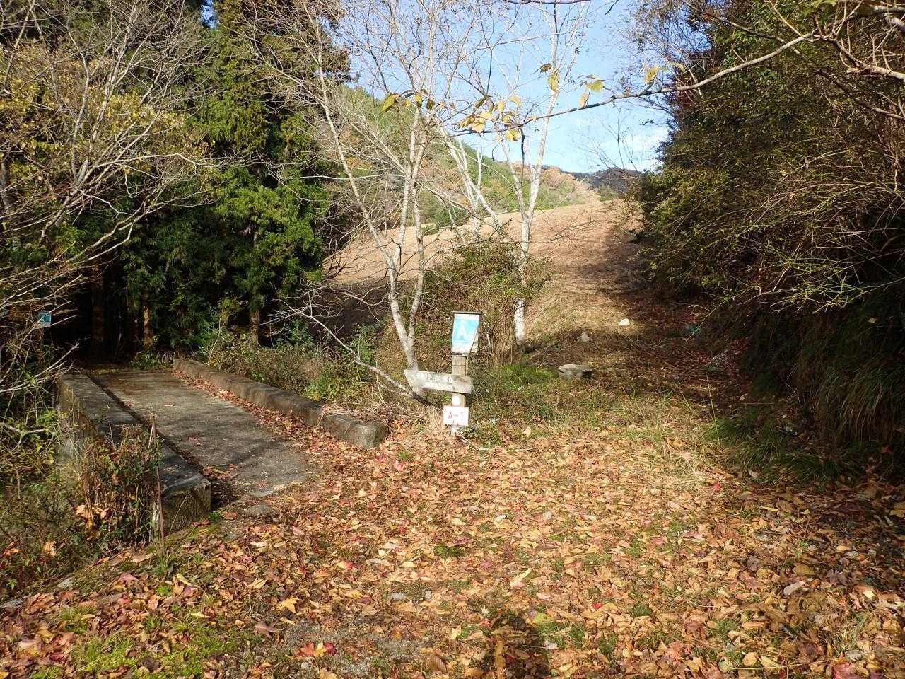 ダム堰堤の下を通って尾根上へ