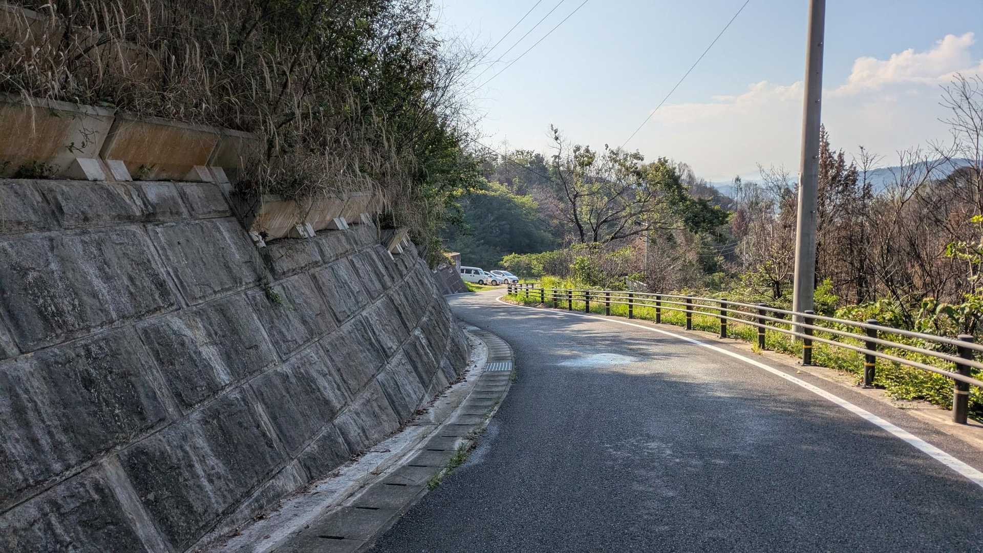 近くの笠松山なので侮っていて虫除けスプレーも塗ってなくて上のトイレの所から虻と格闘しながら、最初は日傘を広げて白い部分を向けてたら寄ってこないぜ😙とか思ったのにそれは効かなくて🙀手の甲を噛まれて😱、車が1台増えて3台になってる