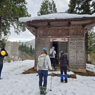 🐻さんにも遭遇せずに、無事に楽しく下山出来た報告を🙏した途端に村道を走るｽﾋﾟｰｶｰ🔊から「只今、熊が鉄塔辺りから降りてきた！」と注意を促してる👀⁉️((ﾟ□ﾟ;))
登山口には待ち構えていたﾊﾟﾄﾛｰﾙの方なのか？「🐻には会いませんでしたか？」と質問を投げ掛けてきた…😂画像を見ると角が有るのでカモシカらしいが真偽の程は分から無い😂