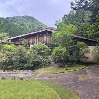 ありがとうございました🙇🏻解体される前に泊まれたのは山神様のおかげです🧚‍♀️
さぁて、何時頃寄大橋に着けるかなぁ？

歩き始めて両膝骨折してるかなあ？と🩼ゆっくり一歩一歩、気の遠くなる山歩きの始まりです👣
