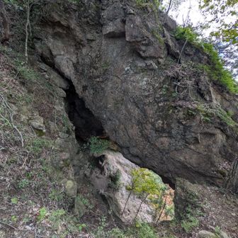 神座の窟を上の穴から覗いたら、こんな感じ。