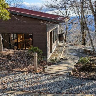 ふたたび急登を登り切って畦ヶ丸避難小屋に到着！トイレお借りしま～す（きれいでした！）
