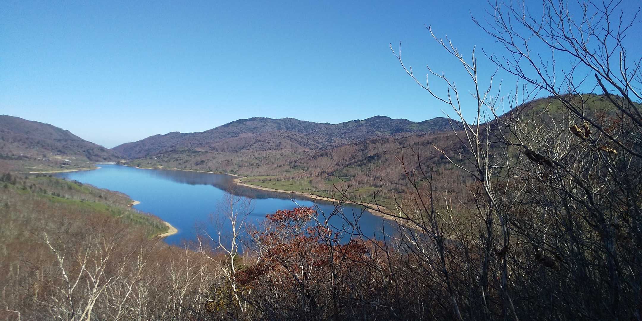 野反湖と八間山だ💦
木が邪魔だし、これ以上下ると野反湖が見えないし😣