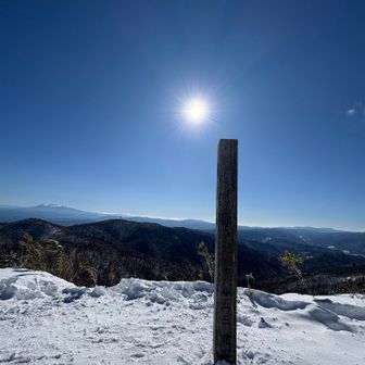 御嶽山と標柱と太陽☀️
画角サイコー👍

山頂は爆風すぎて、
すぐ降りました〜