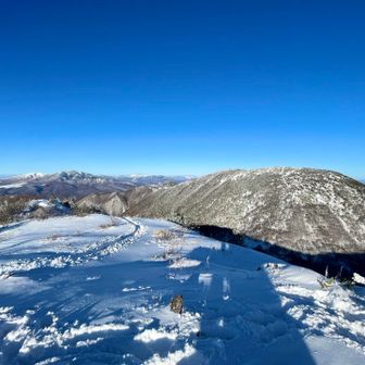 山頂から①
右に湯の丸山🏔️