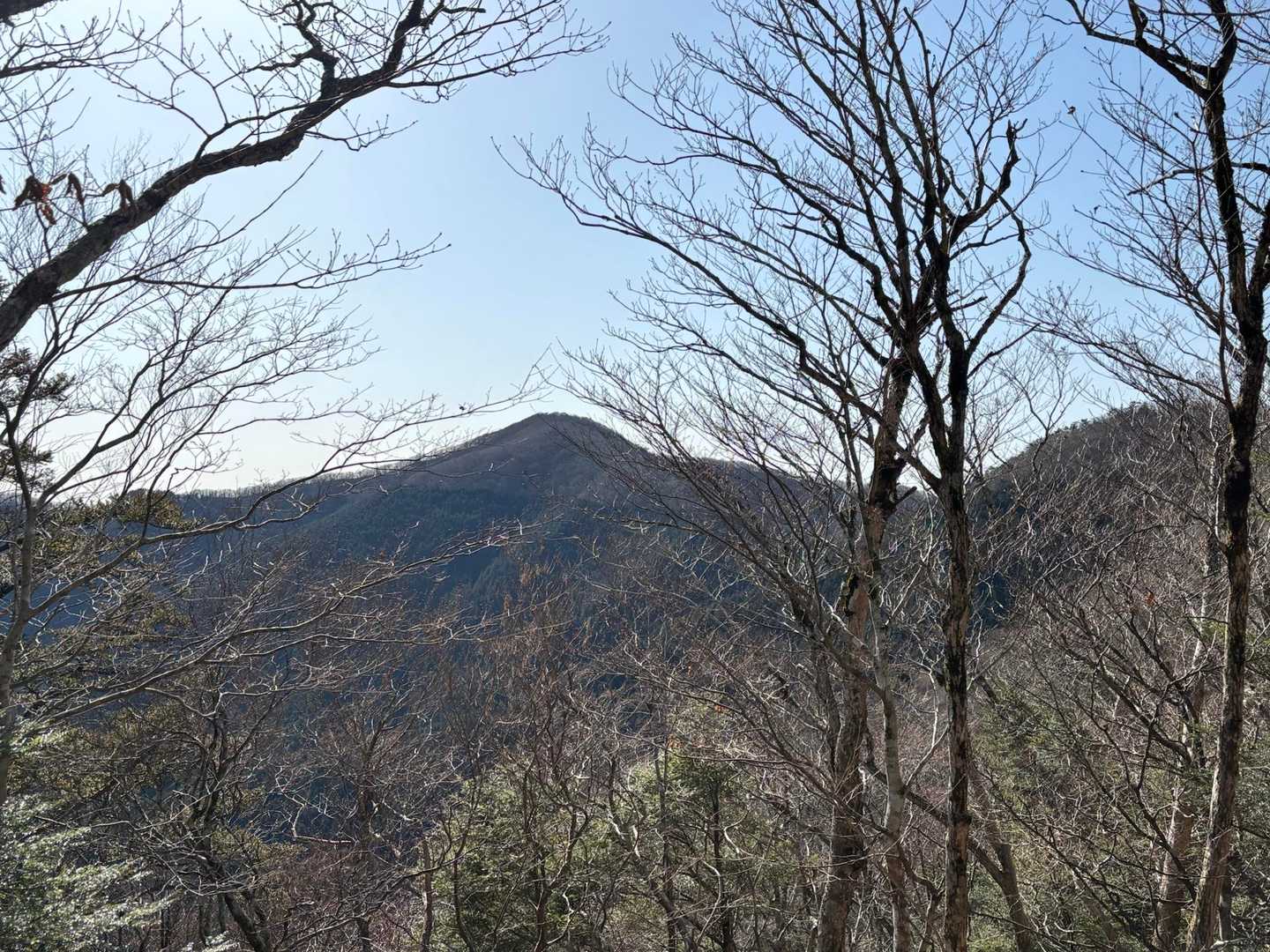伯母子岳見えてきました☺️。

まだ↗️３ｋほどはあります😅