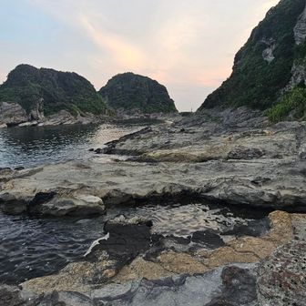 松輪港の階段の先の様子です。小さなカニやフナムシがいました。景色はとてもきれいです