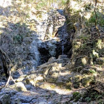 松葉の滝。
水がほとんどない。