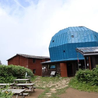 ヒュッテまで戻りました。ザックを回収しランチして下山継続🚶