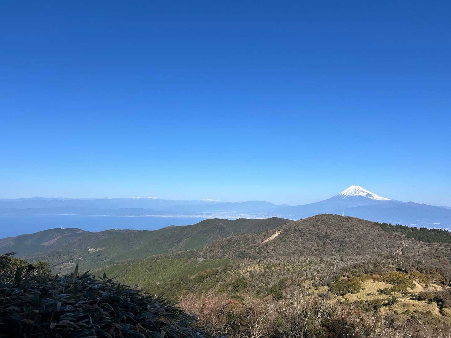 駿河湾と正面に南アルプスと富士山