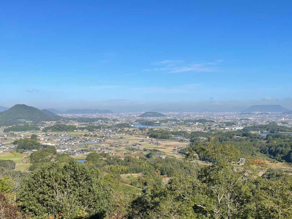 視界良好✨中央の小山は由良山、その奥にサンポート❣️