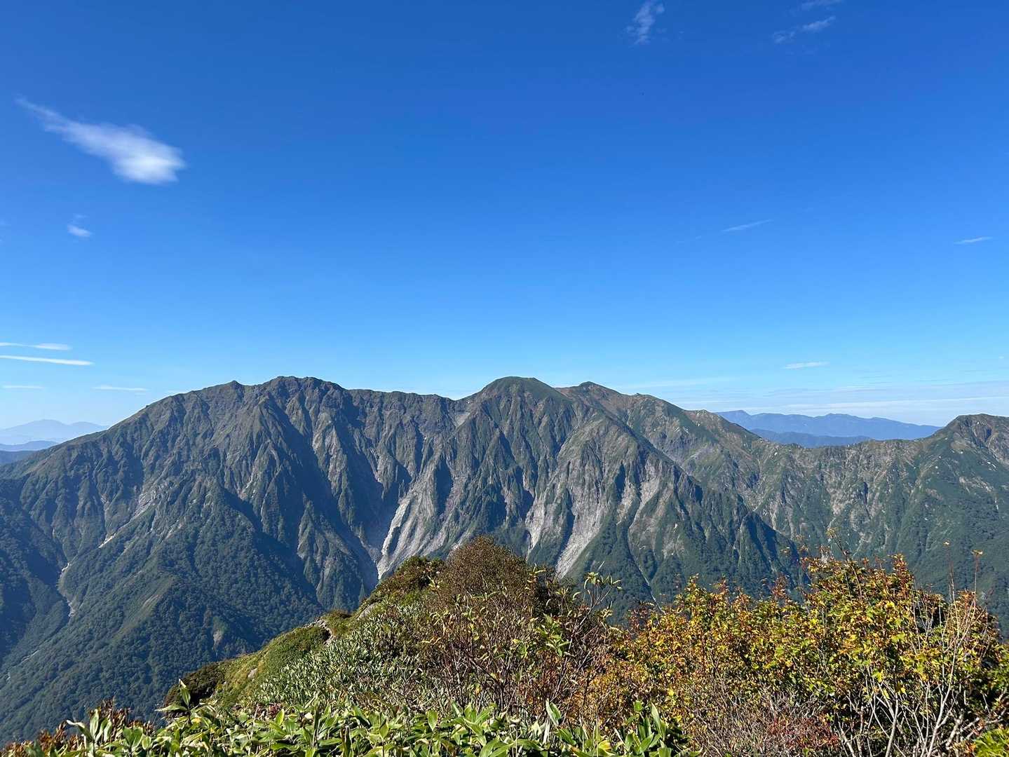 あれが1週目に歩いた稜線
平標からより、さらにドーンと！
楽しかったなー！

茂倉岳は奥の方なのね
こうして見ると谷川山系の形がよくわかる