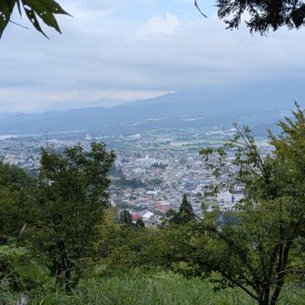 上山の町が見える