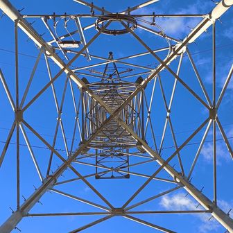 どこの鉄塔も、いつもこのアングルで感動