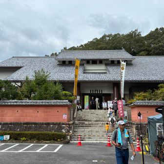 史料館の前でもキッチンカーの屋台がたくさんでてました