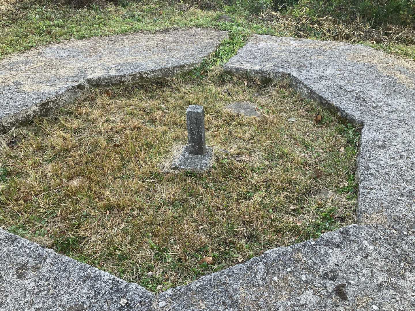 旧日本軍の砲台跡があります。
中央が三角点。