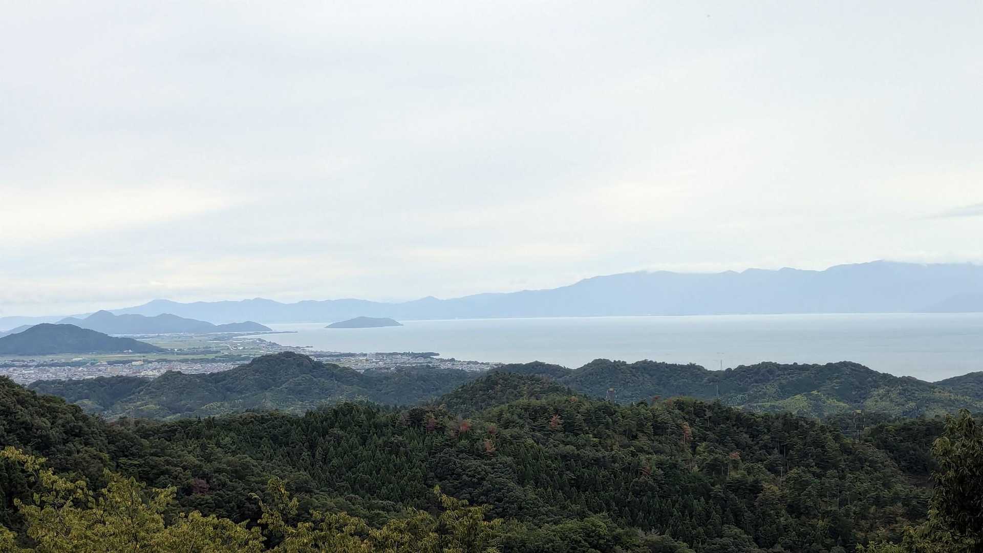 そこから見える景色、
琵琶湖が見えました🫡
ぽっかり浮かぶ島は
沖島なのか🤔
