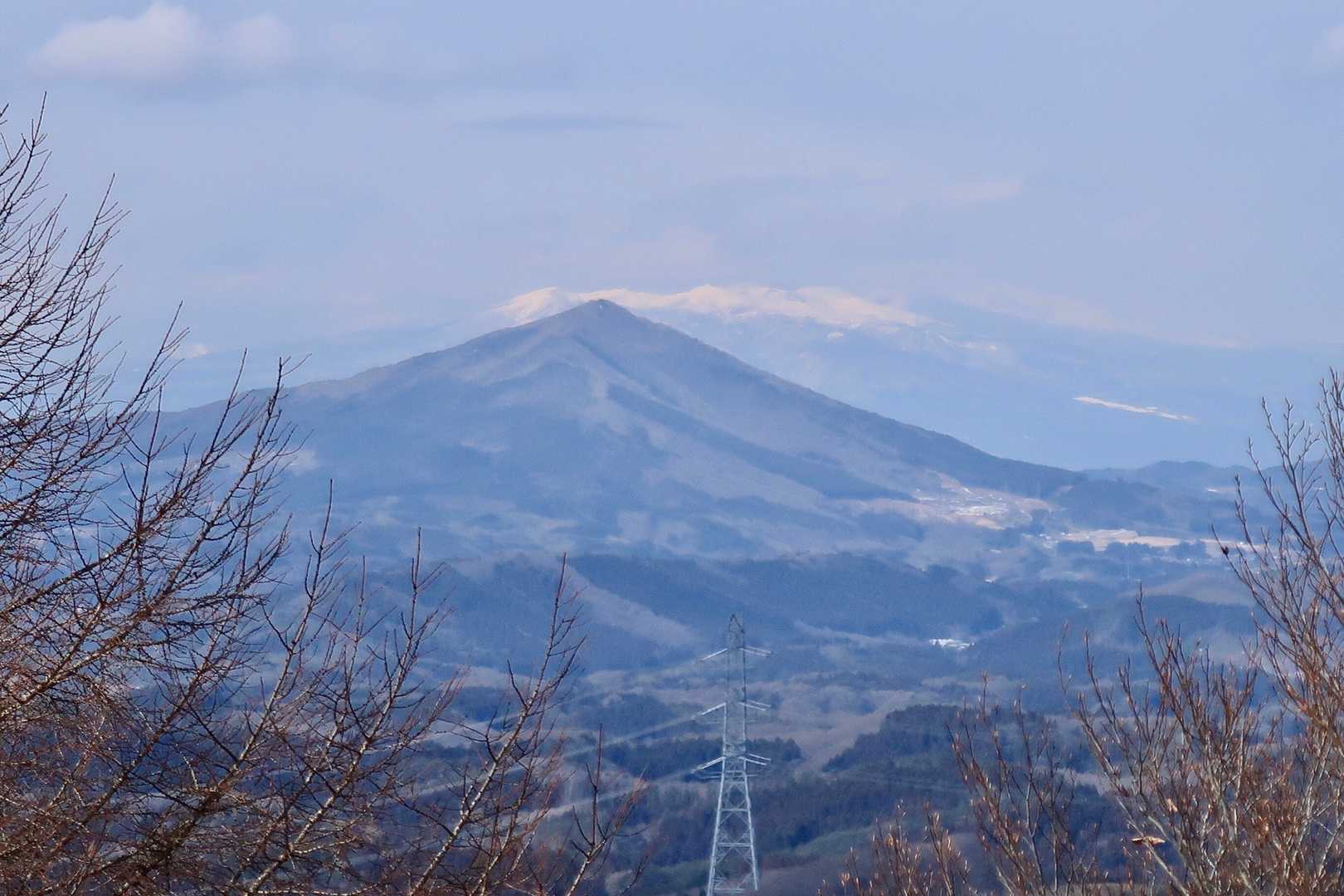 展望台から⑥綺麗な山容は蓬田岳と後方は安達太良山〜吾妻山。