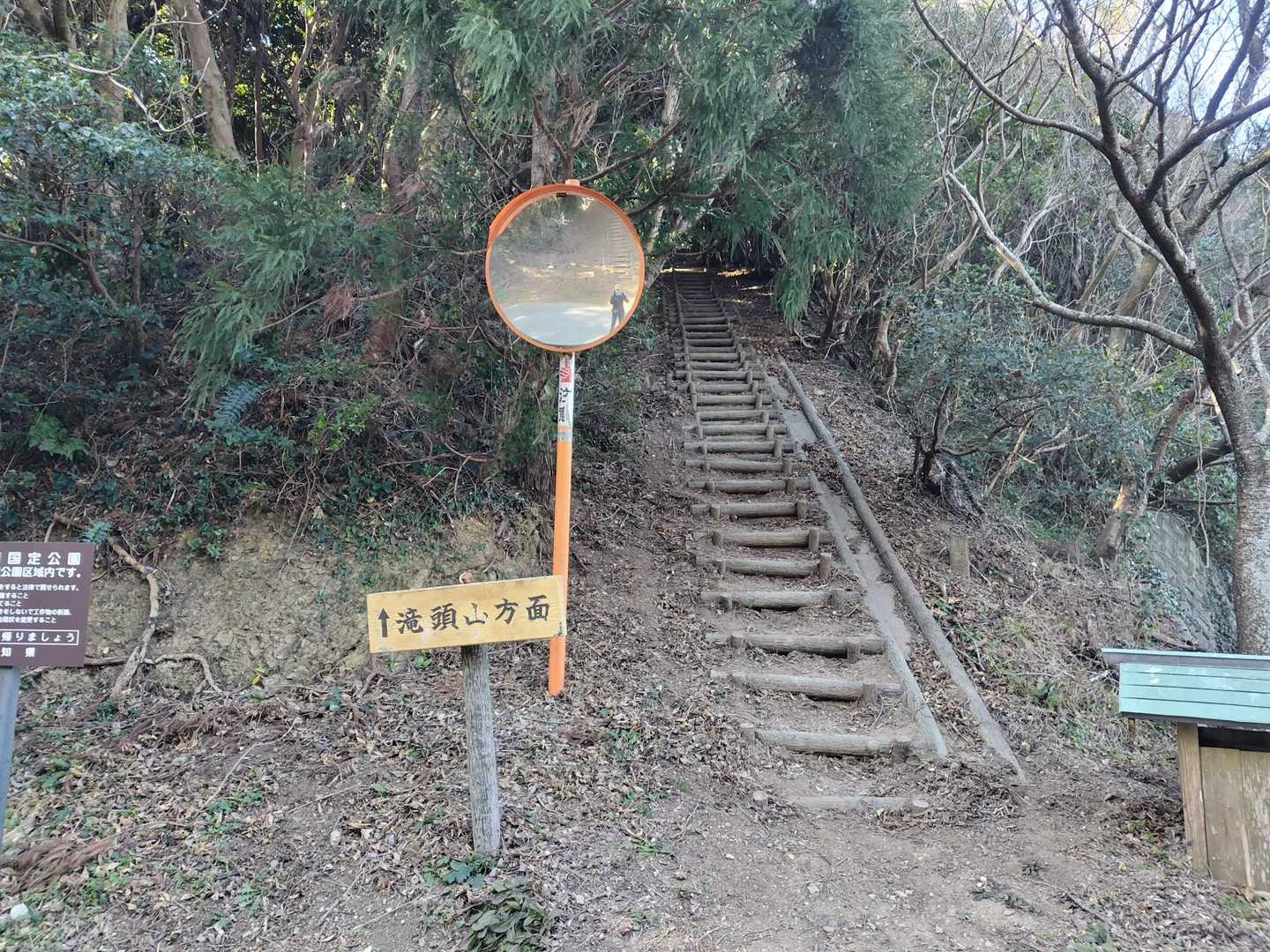 同じような階段を下りてきてまた上ります🦵
(ミラーに後ろの階段見えるかなw)