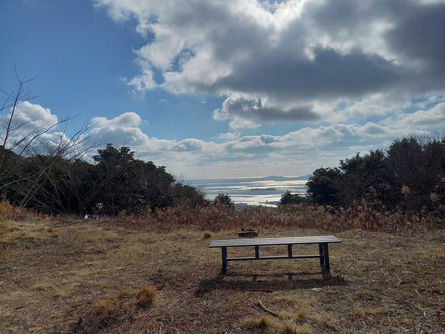 ピーク🔺から少し進むとかなり広いスペース👀海も見えるよ❗でも、風🌬️が冷たいから先へ進むのだ。
ここから激下り有、となかなか楽しい道が続きます🥲