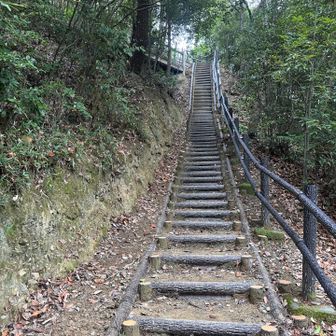 階段を登って行くと