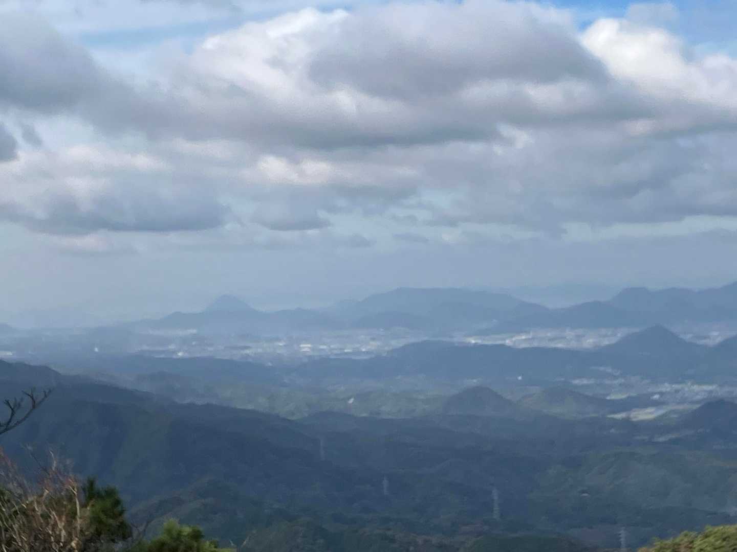 こちらは西側
霞んでいますが、讃岐富士が見えます
