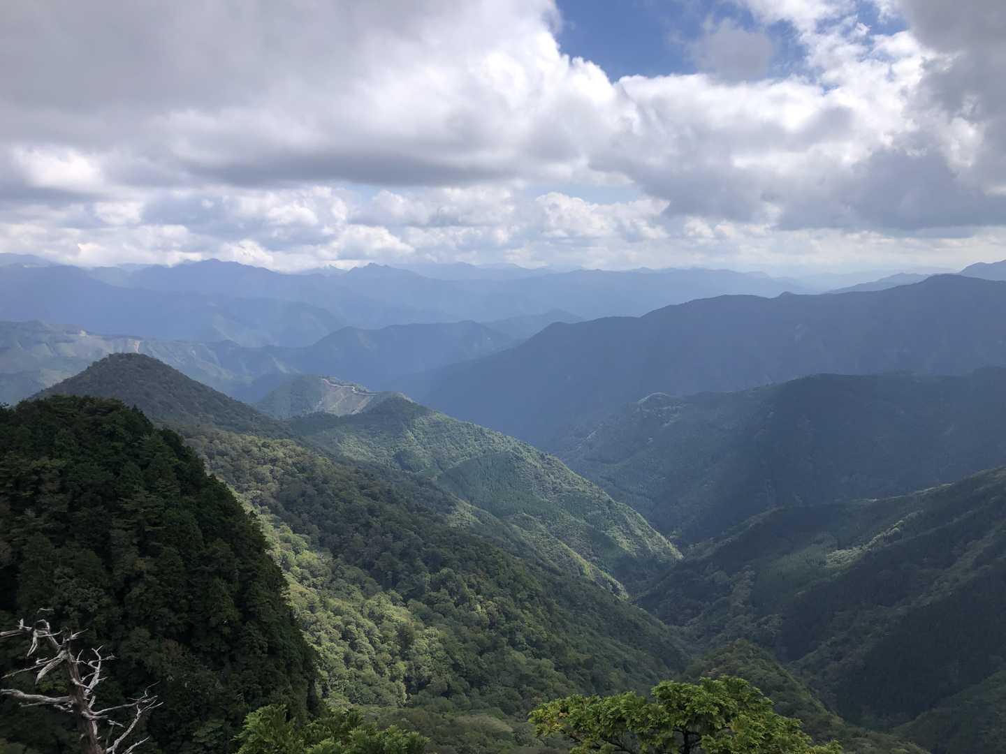 石の鼻から、大台ヶ原方面。
現在地から画面奥に続くのが、吉野川（紀ノ川）と北山川（熊野川支流）の分水嶺。