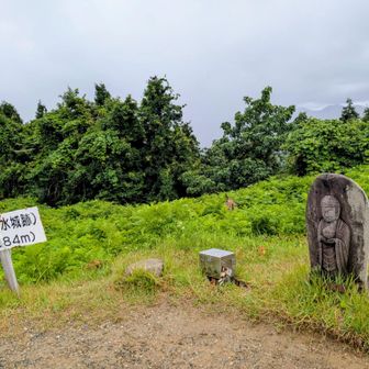 2回目登頂＼(^o^)／
東屋で常連さんの「クーガーさん」は、YAMAPの勉強中。投稿を待ってますね☺✌