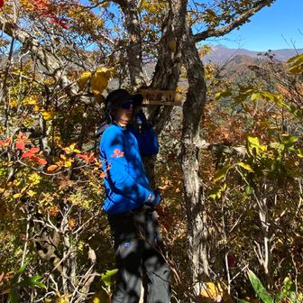三角点手前右の木へ