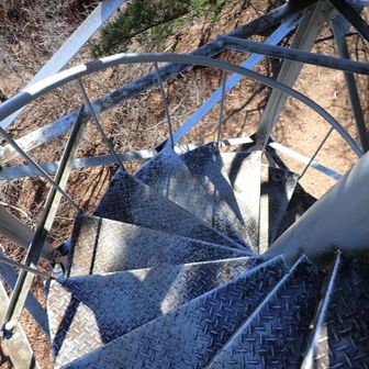 らせん階段がとにかくコワイ。ヤセ尾根を歩くよりコワイ。