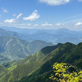 みぎ遠くは、もしかして両神山？
明日の山だ