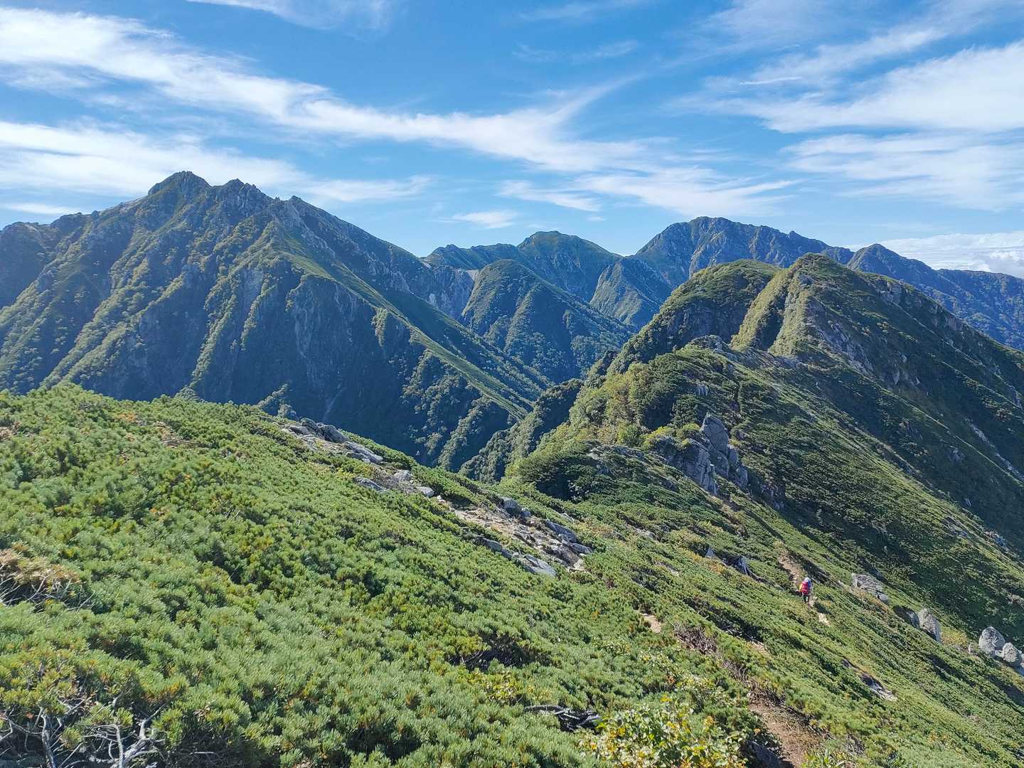 次のピーク東川岳へ　木曾殿越から空木岳への尾根と赤椰岳、南駒ケ岳、奥に仙涯嶺方面も見えてきた