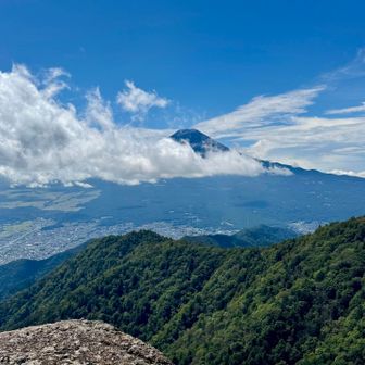 天狗の踊り場につきました。雲が増えてきて富士山🗻は隠れてしまいました。