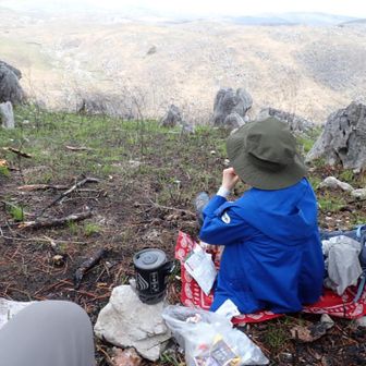 頂上を少し下った貴重な木陰で・
ランチ🍙タイム、コーヒー☕️もあり〼