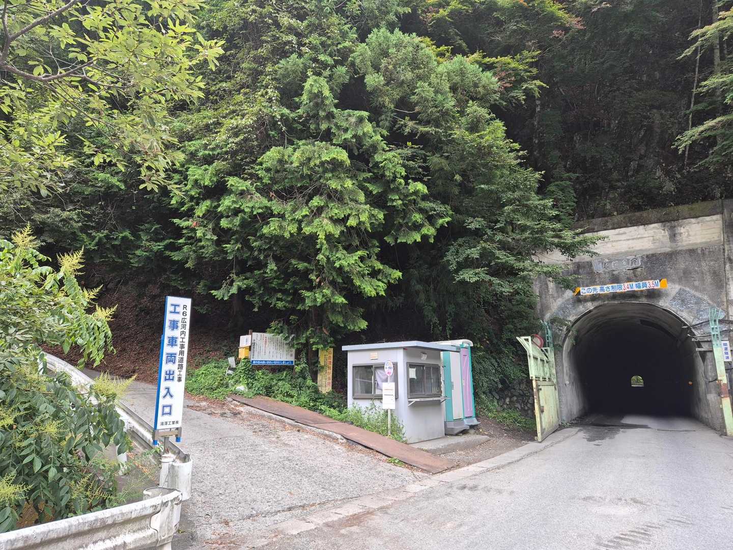 バス停着🚏でもバスは来ないので、さらに30分歩きます💦