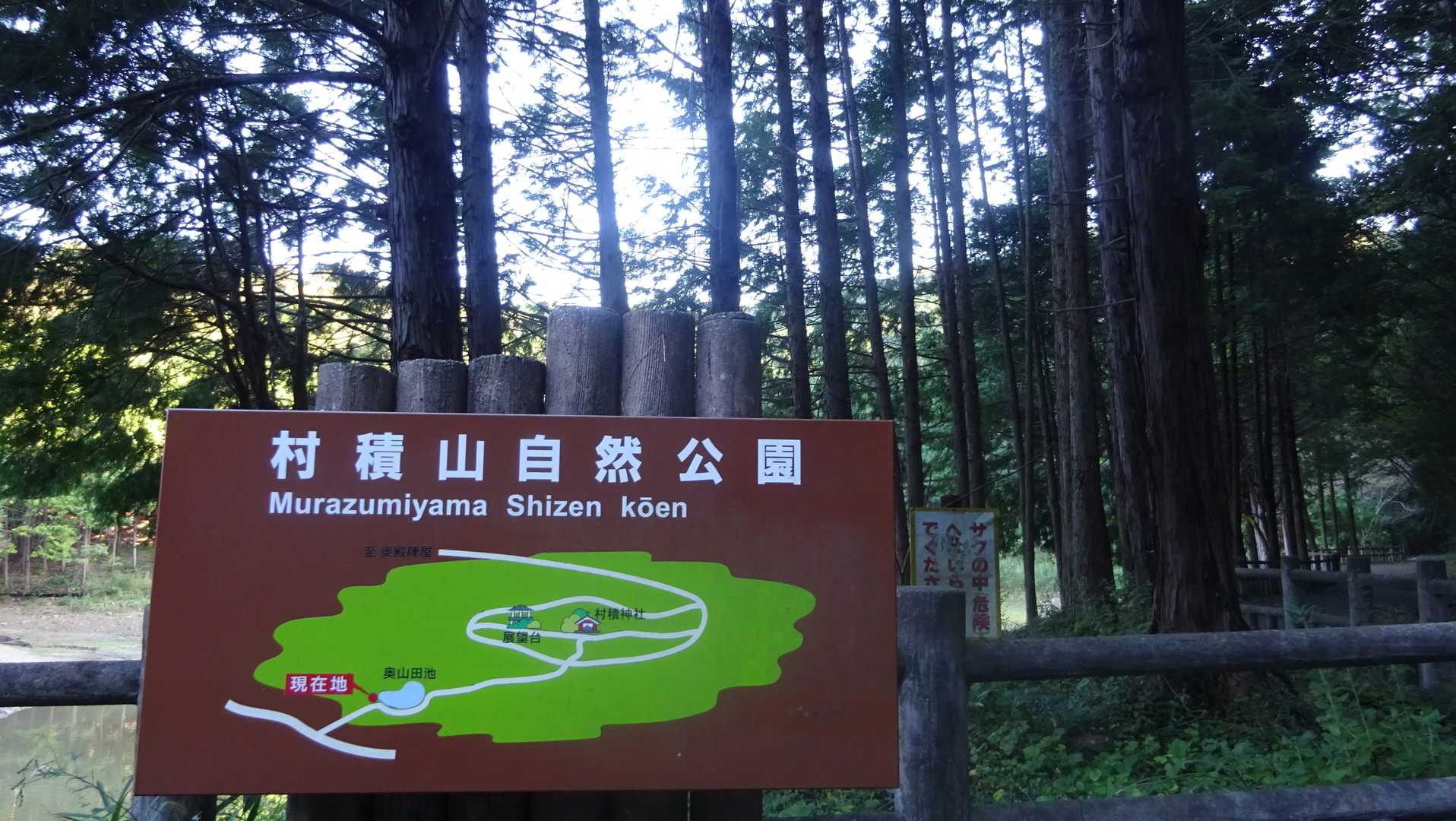 水の少なくなった池の横を通る
