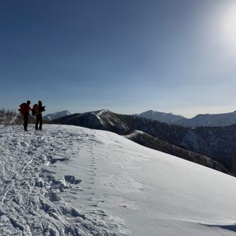 なんと去年の春に白砂山でお会いした京錦さんにお会いしました🤩
グレーピークやマイナーなお山を沢山知っている方です。
楽しく山談義❤️