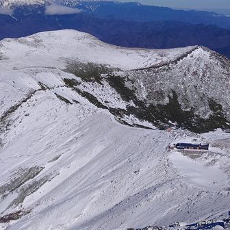 五ノ池小屋が見える。
