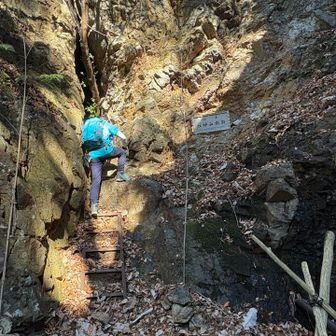 神聖な雰囲気にある鞍掛山神社に到着しました。
洞窟が本殿に値するのかな。
石碑？が祀られておりました🙏