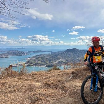 山頂の景色は最高！

南前には岩城島、左横の生名島にかかる岩城橋

その向こうは佐島