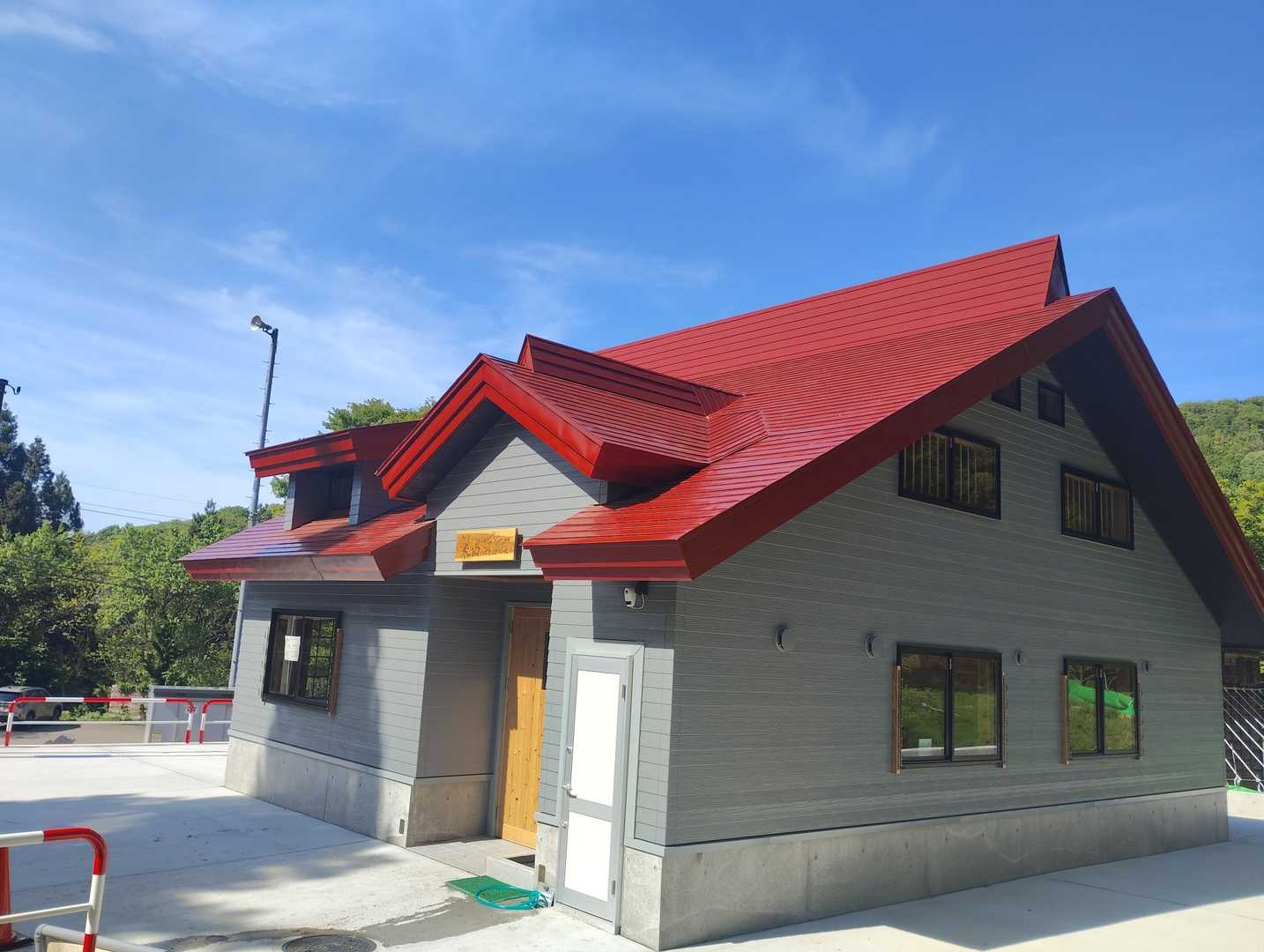 新しく建てられた『米山ハイキングベース』
🚻、🥾洗えます、テーブルと椅子あります。
大型バスの🅿️も造っていたので学校行事とかで登山するのかな～？