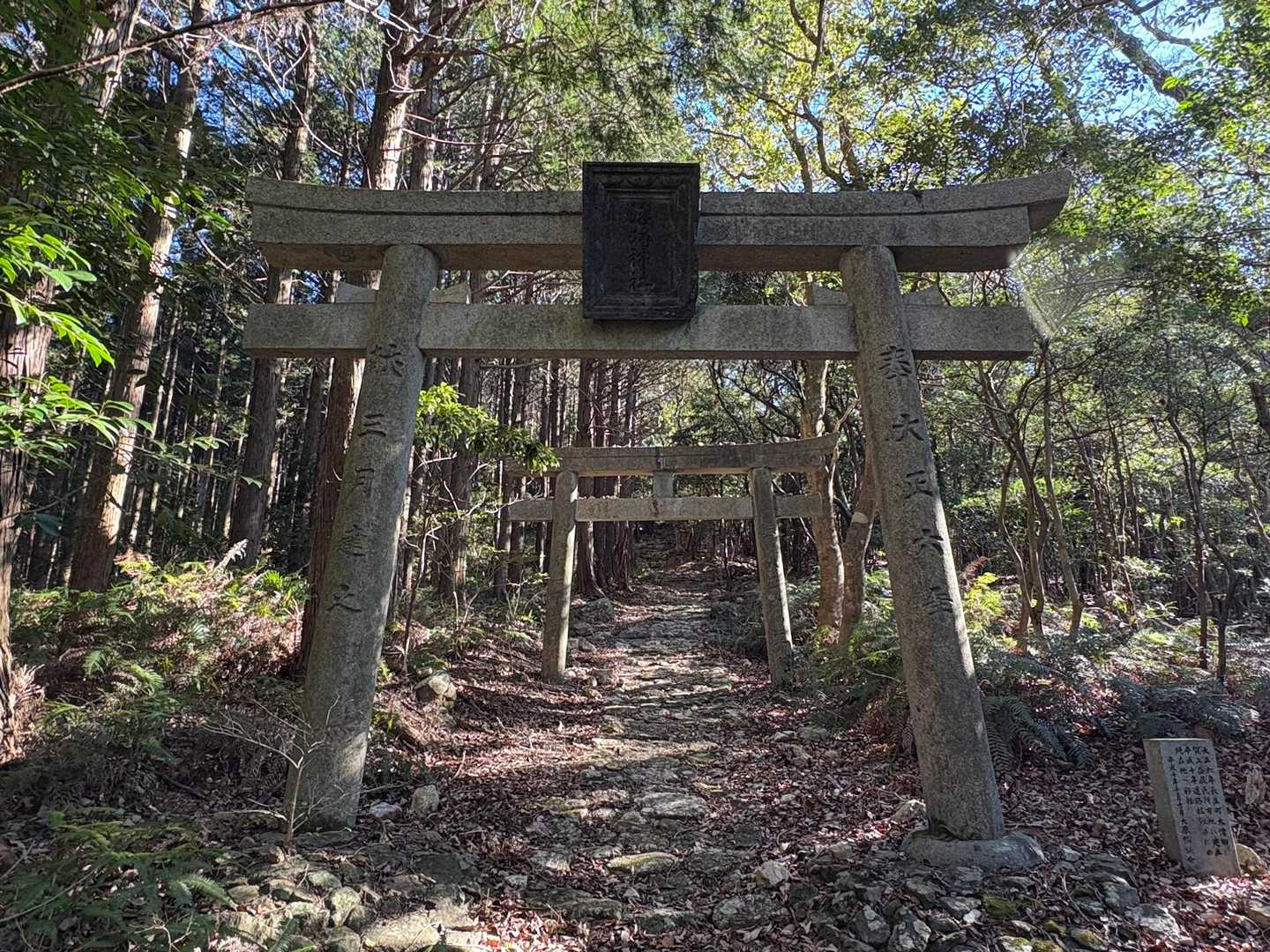 裏参道から、津乃峰神社へと向かいます