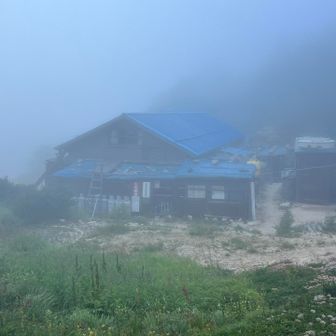 烏帽子小屋。
僕は装備があるんですよ。
彼は装備がないんですよ。
だから僕が外なんですよ。